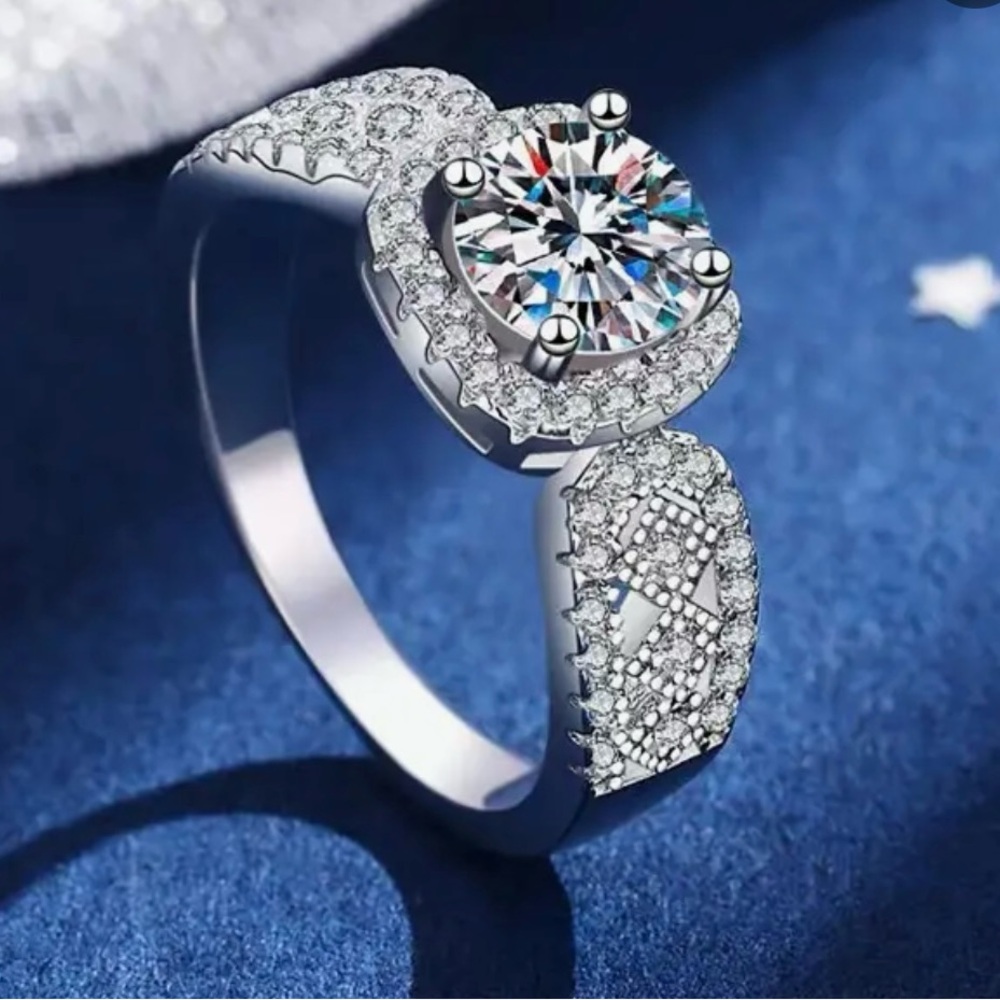 - NEW beautiful engagement ring